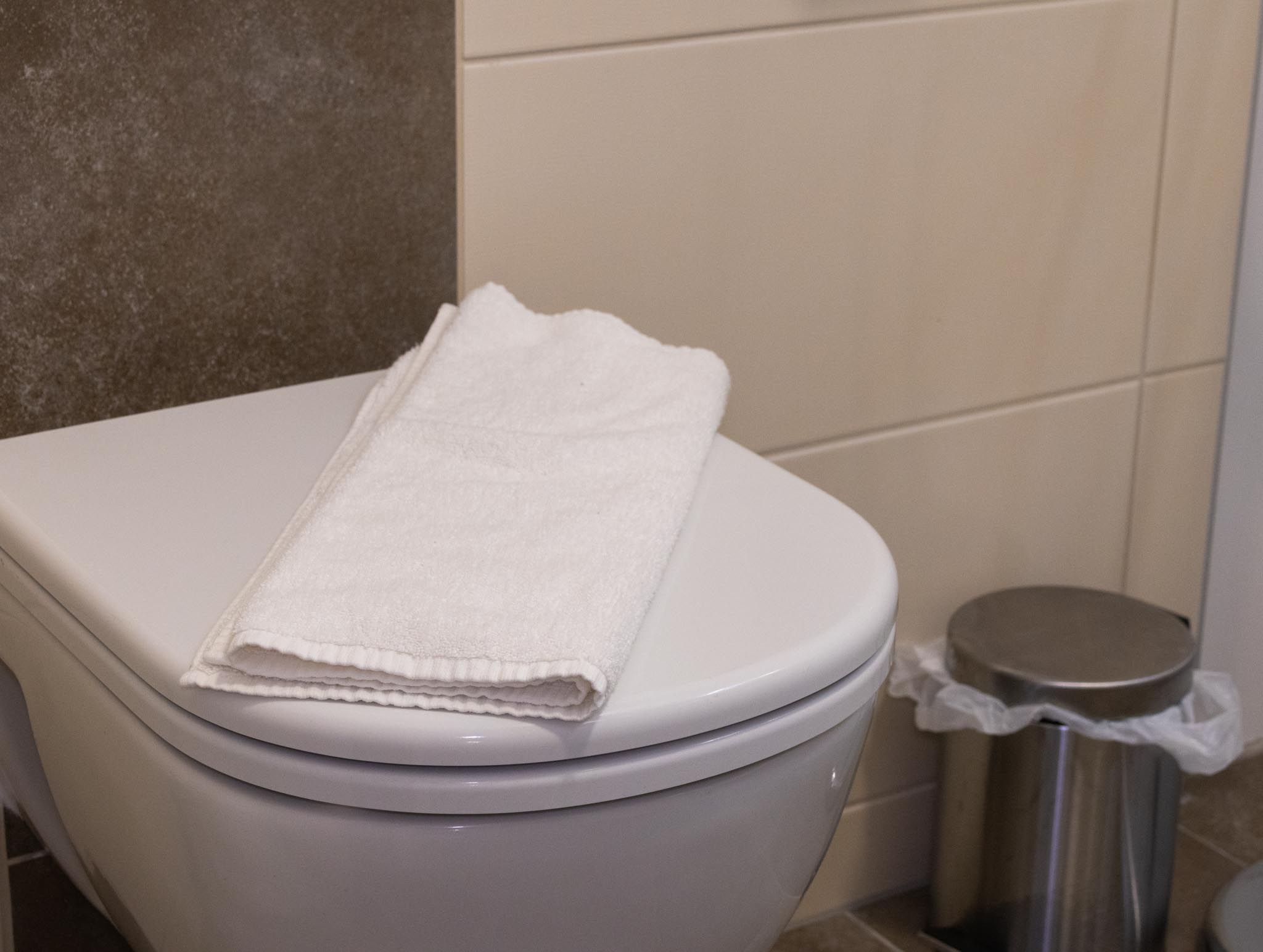 Badezimmer mit Toilette im FairSchlafen Boutique Hotel