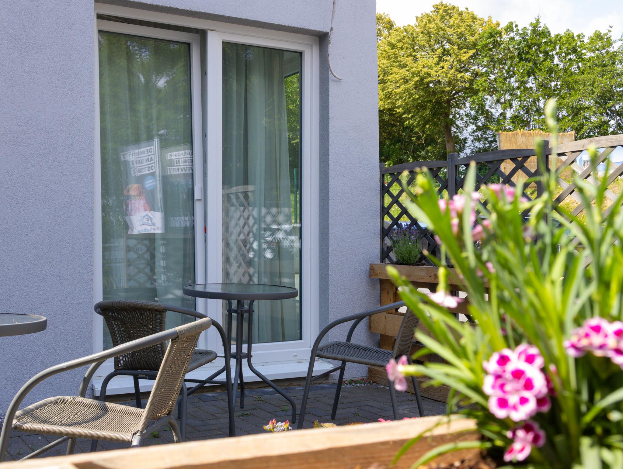 Terrasse mit Blumen zum Entspannen im FairSchlafen Boutique Hotel