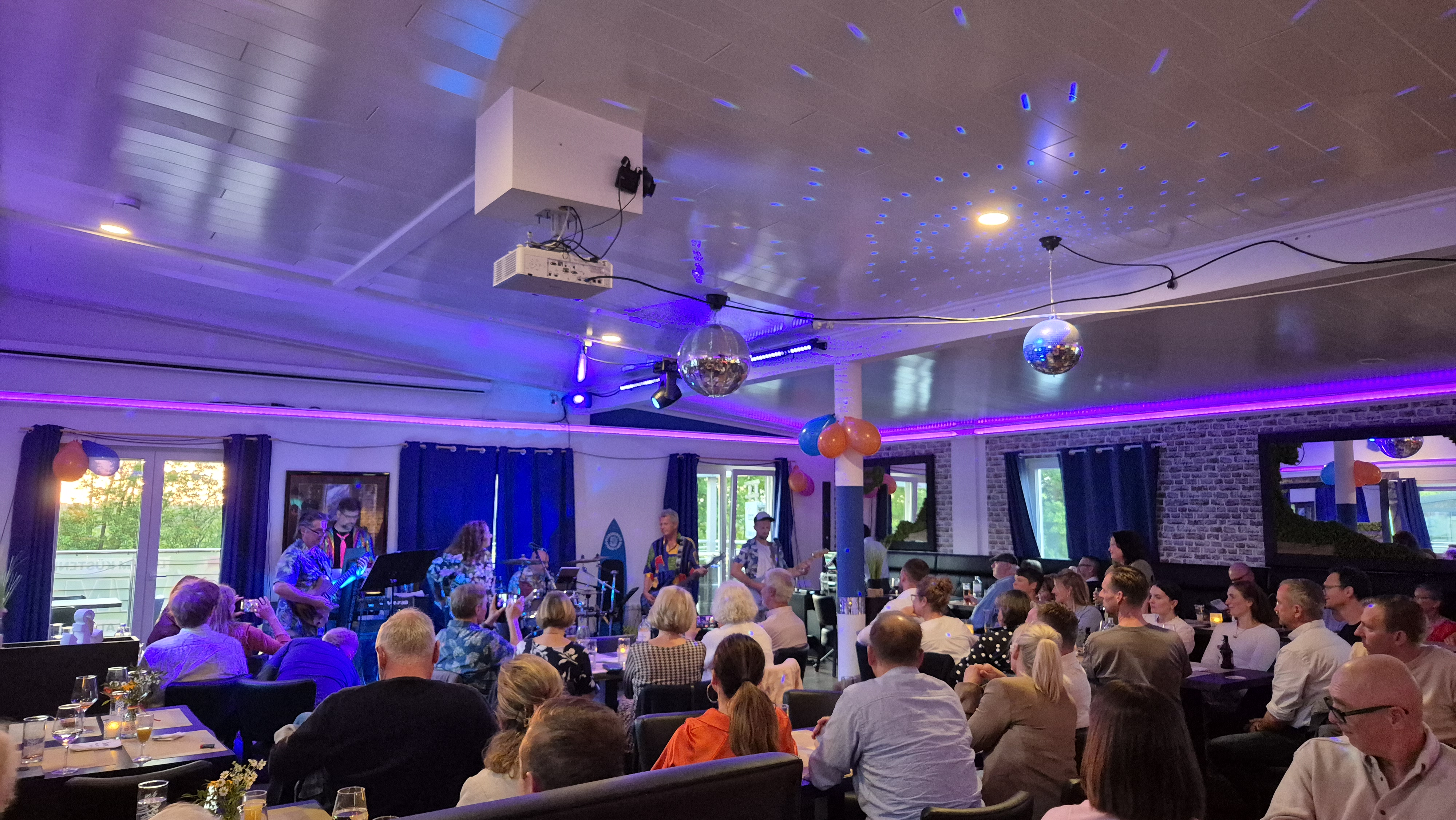 Live-Musik und feiernde Gäste im Küstenklub – Geburtstage im FairSchlafen Boutique Hotel Neustadt in Holstein