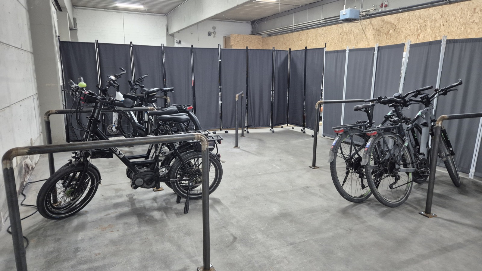 Fahrradgarage am FairSchlafen Boutique Hotel mit Stellplätzen für Fahrräder und E-Bikes