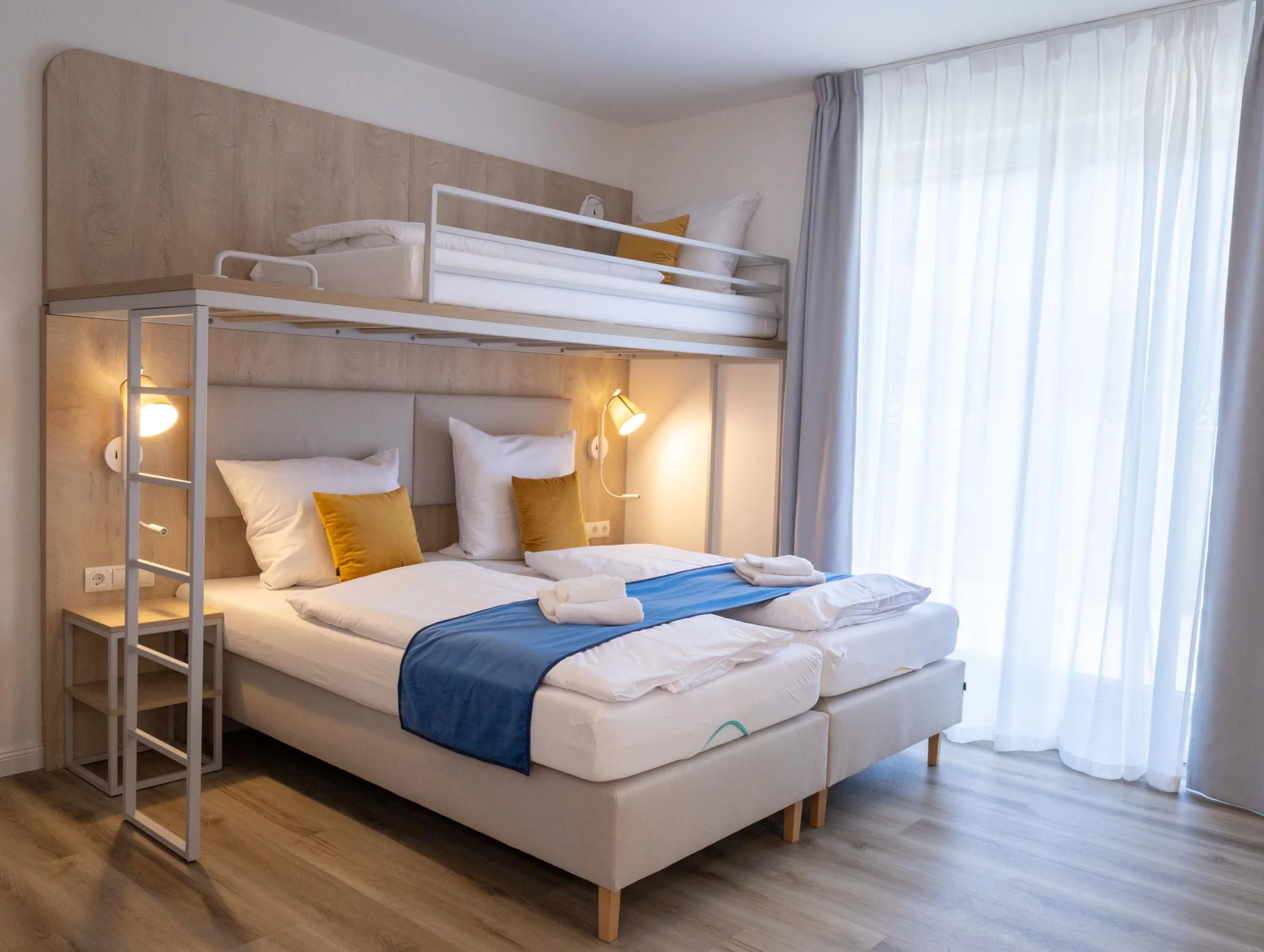 Dreibettzimmer Boutique Kapitänszimmer mit Etagenbett im FairSchlafen Hotel Neustadt in Holstein